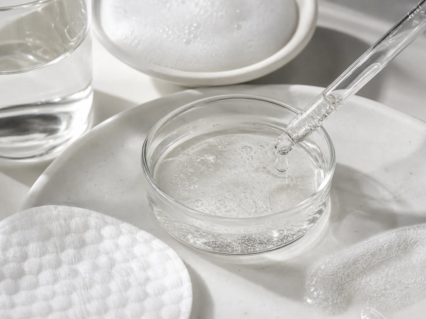 Capryloyl Salicylic Acid 원료와 화장품 제형 질감을 보여주는 이미지