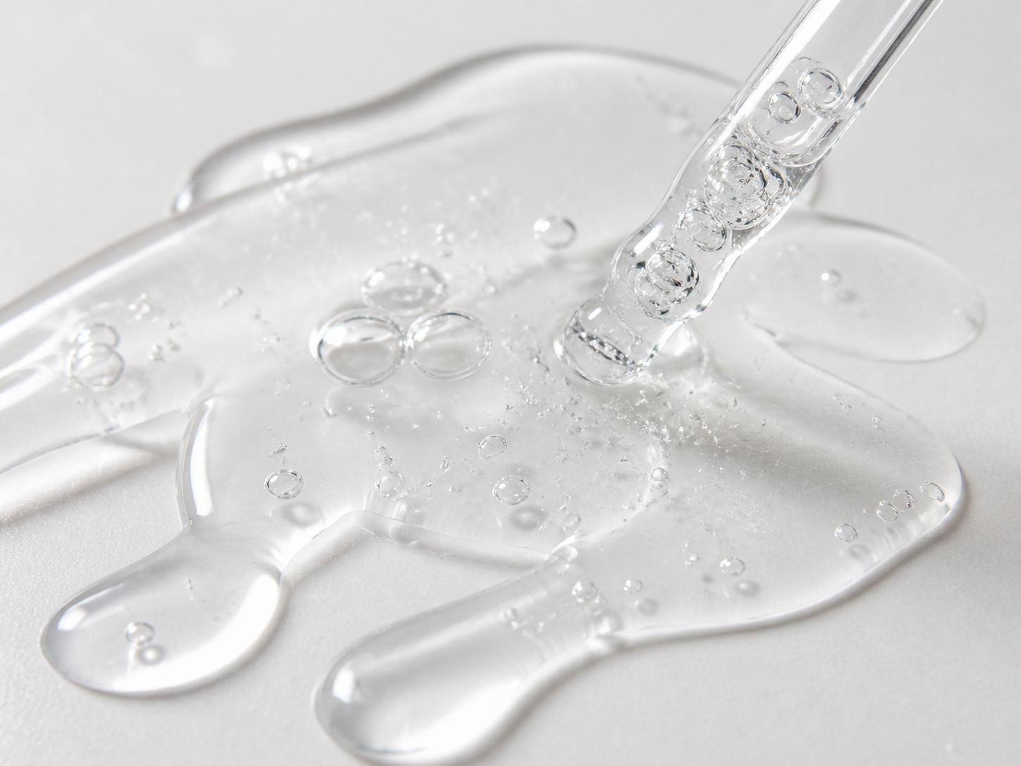Hyaluronic Acid 원료와 화장품 제형 질감을 보여주는 이미지