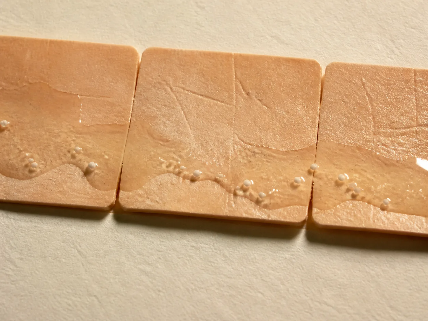 Caffeine와 피부층 흡수 및 장벽 맥락을 설명하는 이미지