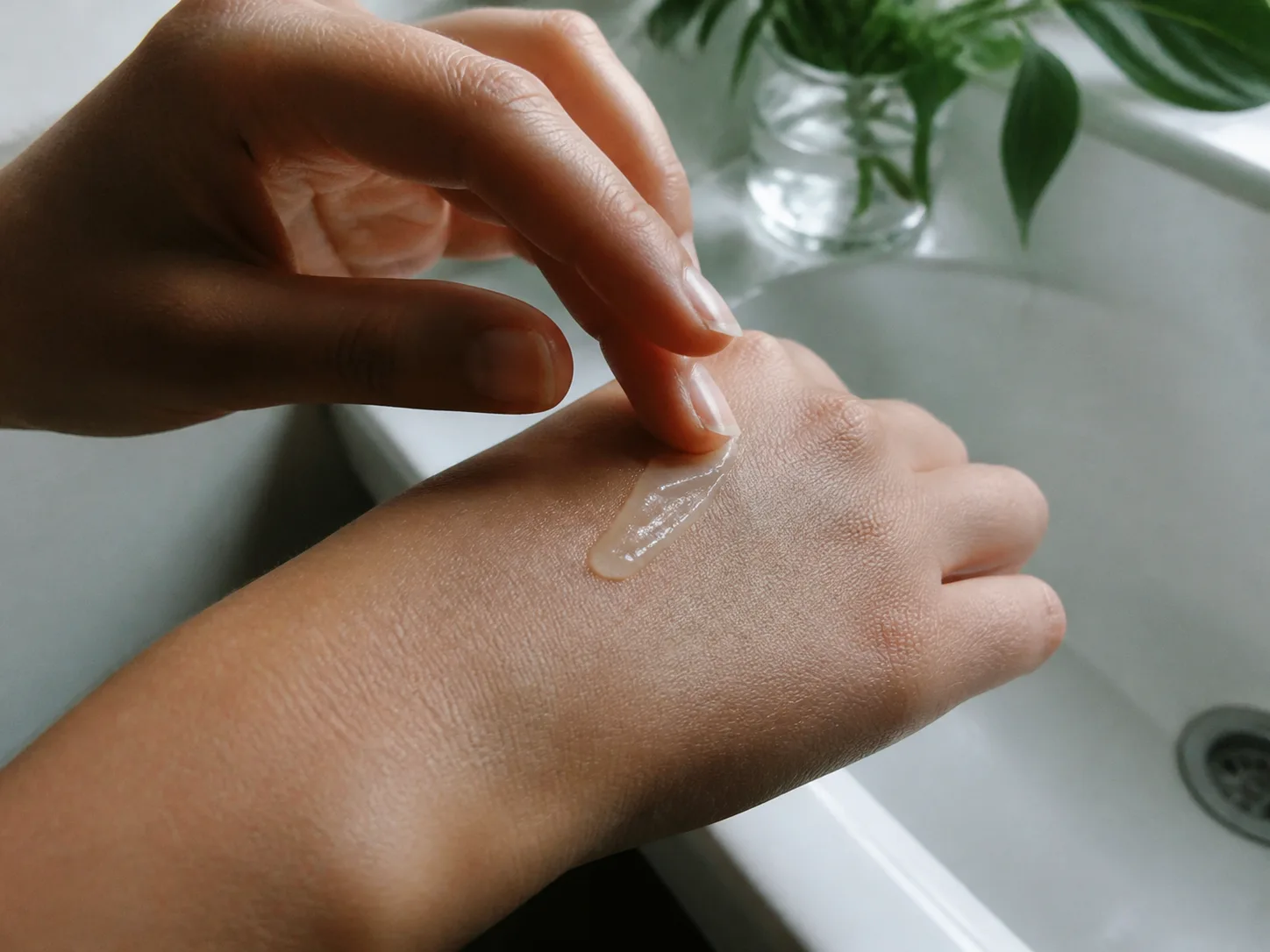Corchorus Olitorius Leaf Extract product texture being applied to skin