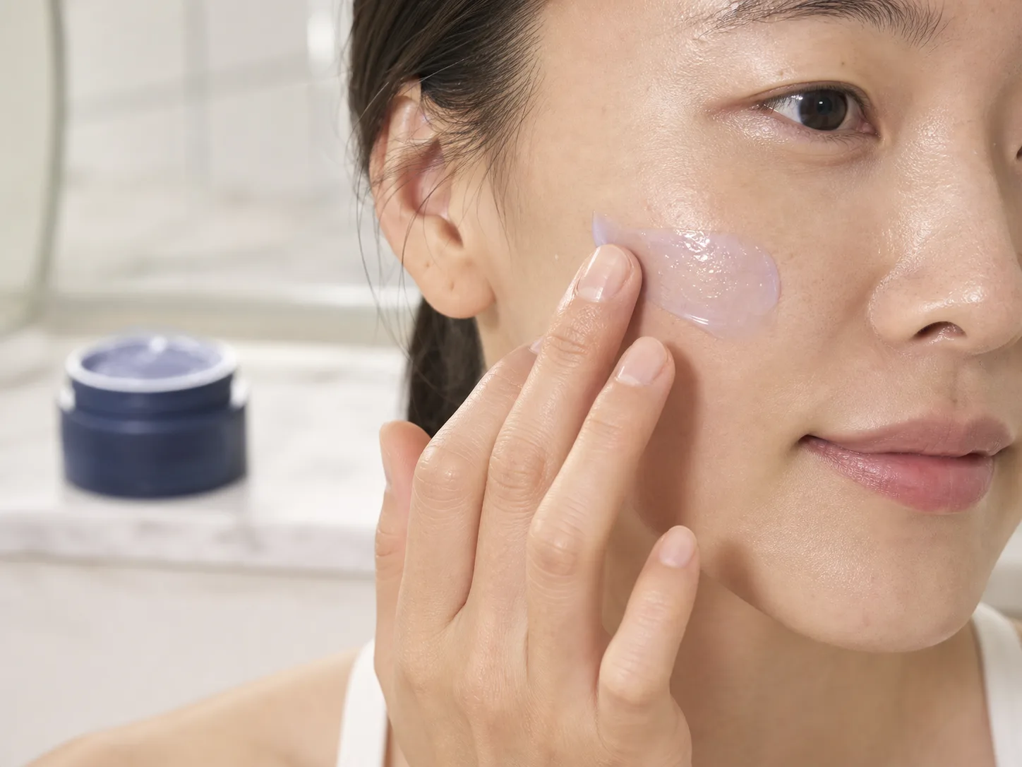 Guaiazulene 성분이 쓰이는 보습 제형 질감 이미지