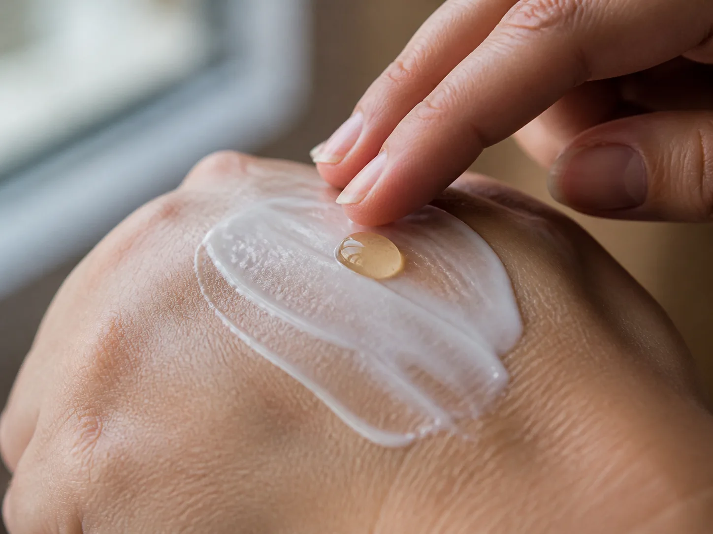 Macadamia Integrifolia Seed Oil product texture being applied to skin