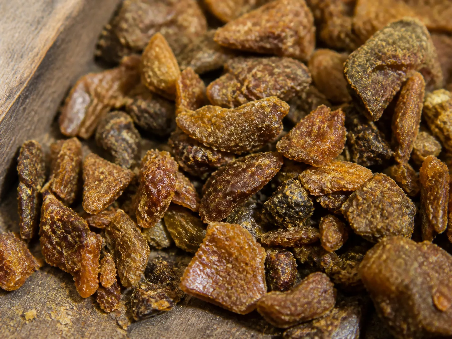 Propolis Extract raw cosmetic material with formulation textures